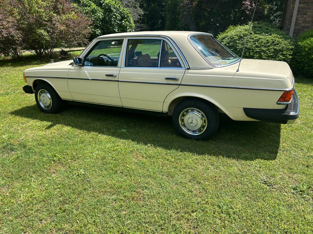 Mercedes-benz-300d-diesel-1981-white-3