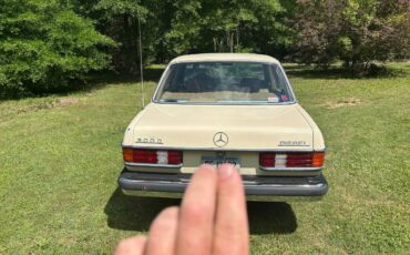 Mercedes-benz-300d-diesel-1981-white-4