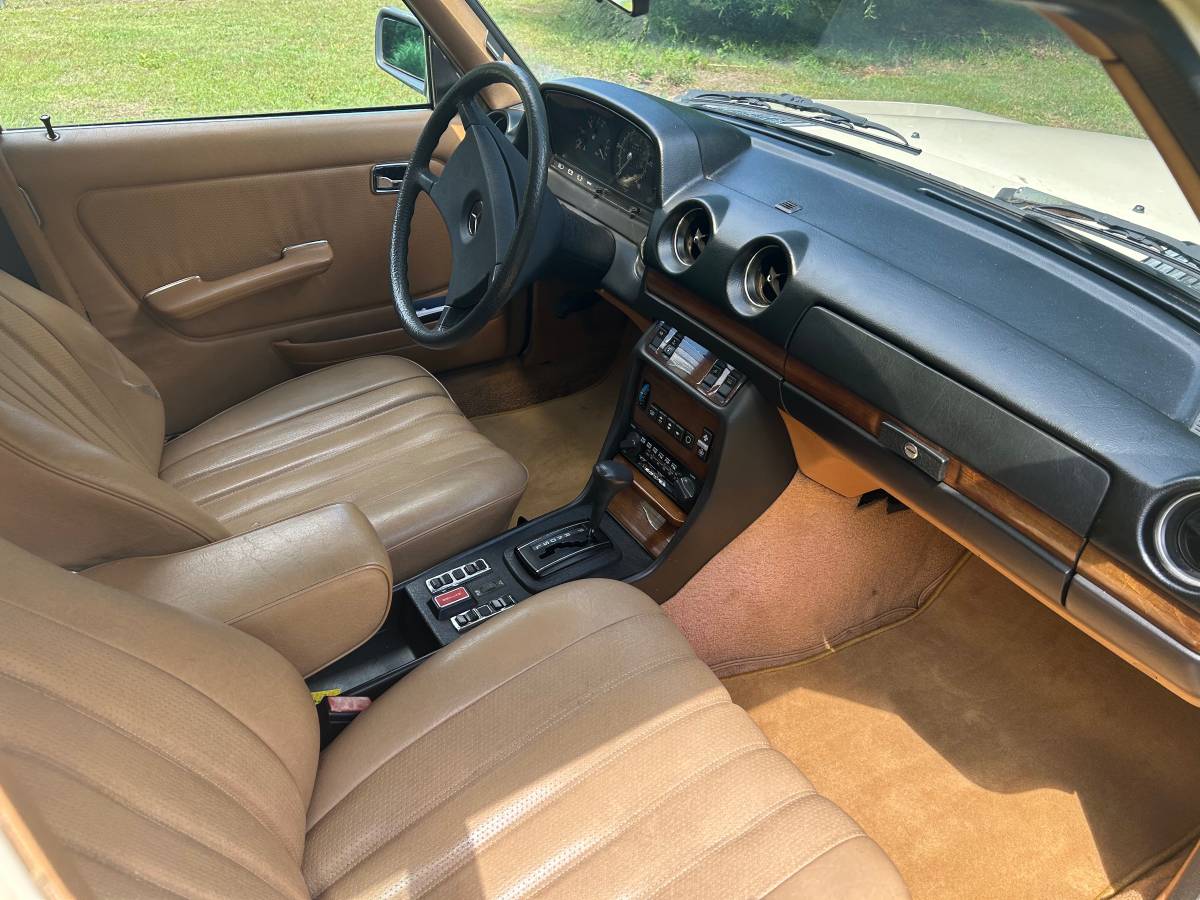Mercedes-benz-300d-diesel-1981-white-7