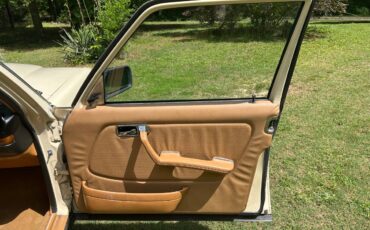 Mercedes-benz-300d-diesel-1981-white-8