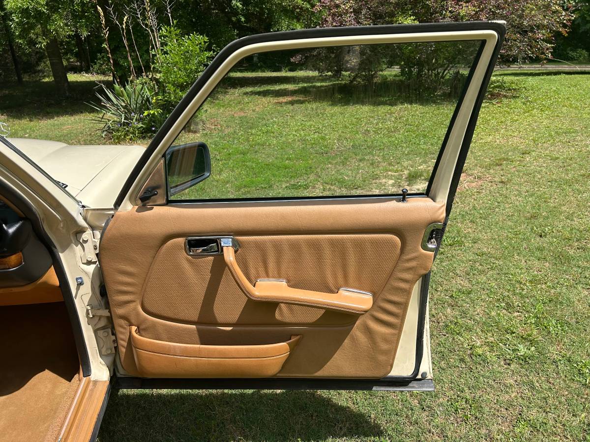 Mercedes-benz-300d-diesel-1981-white-8