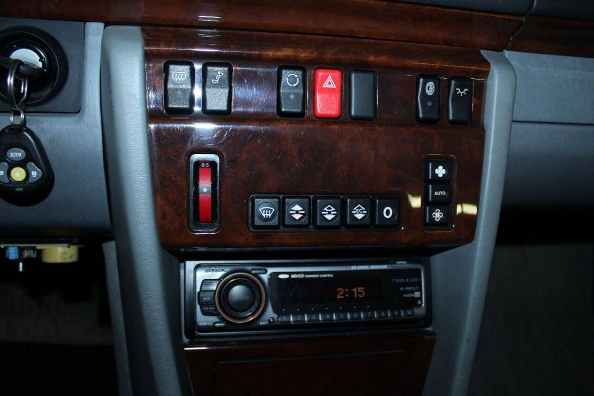 Mercedes-benz-benz-300-1993-silver-11