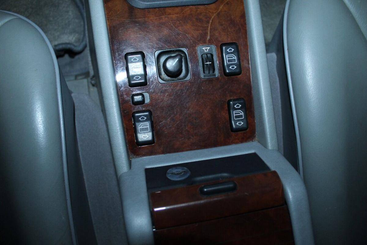 Mercedes-benz-benz-300-1993-silver-15