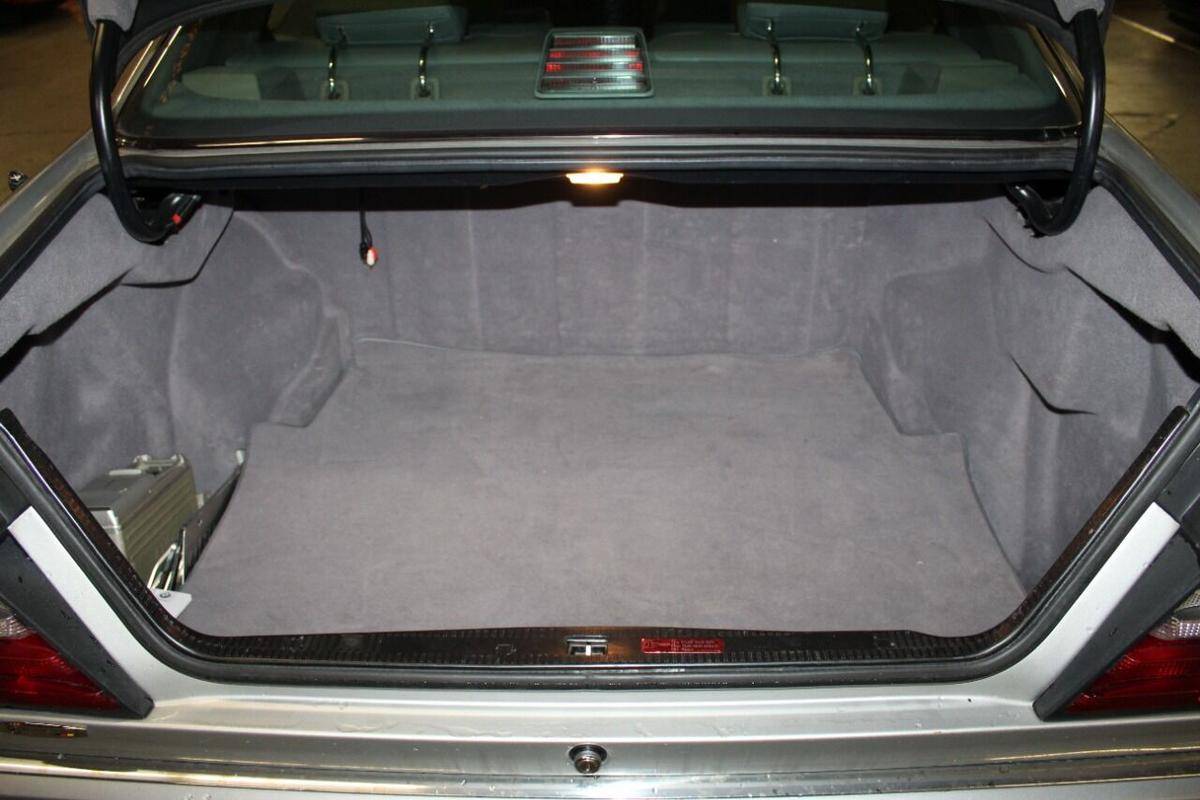 Mercedes-benz-benz-300-1993-silver-17