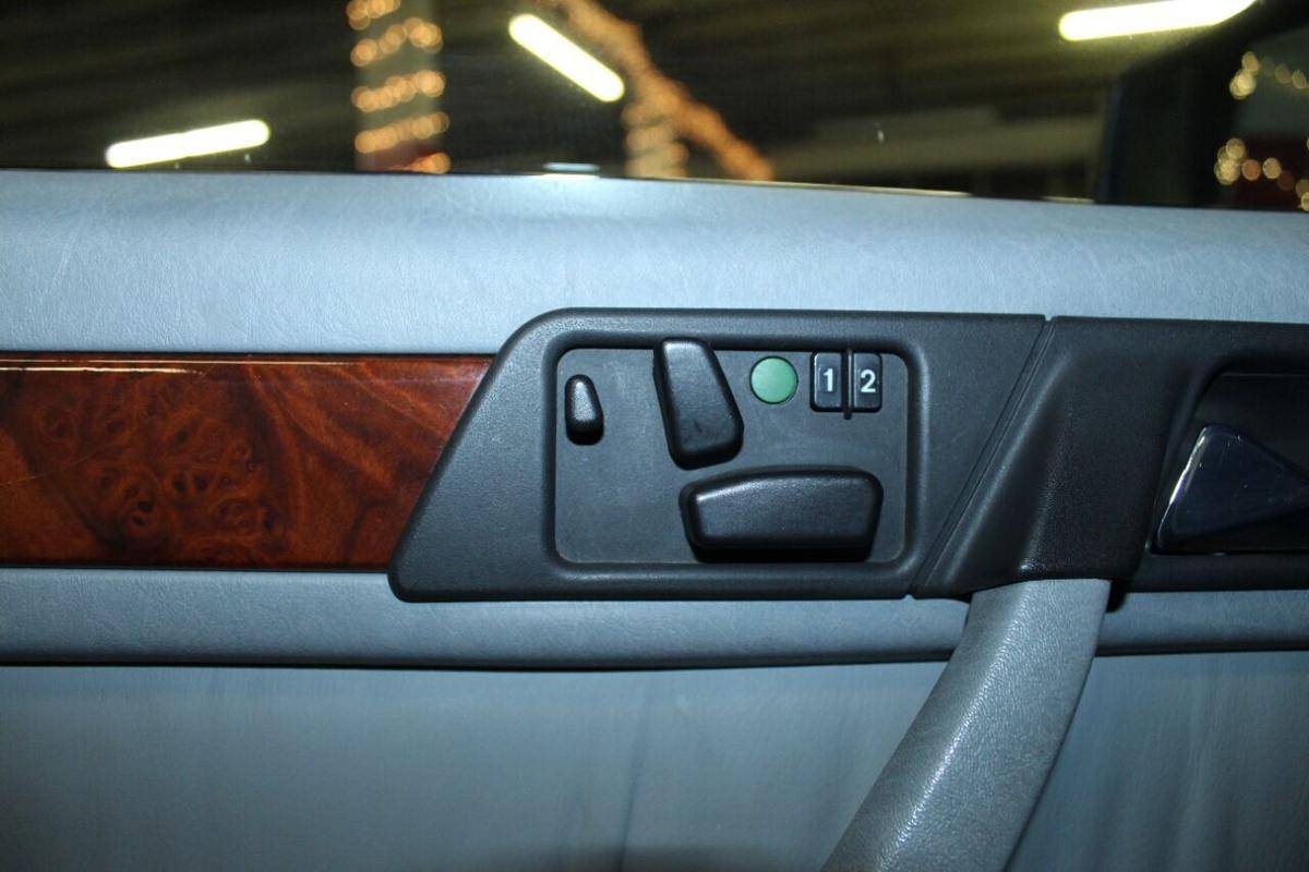Mercedes-benz-benz-300-1993-silver-8