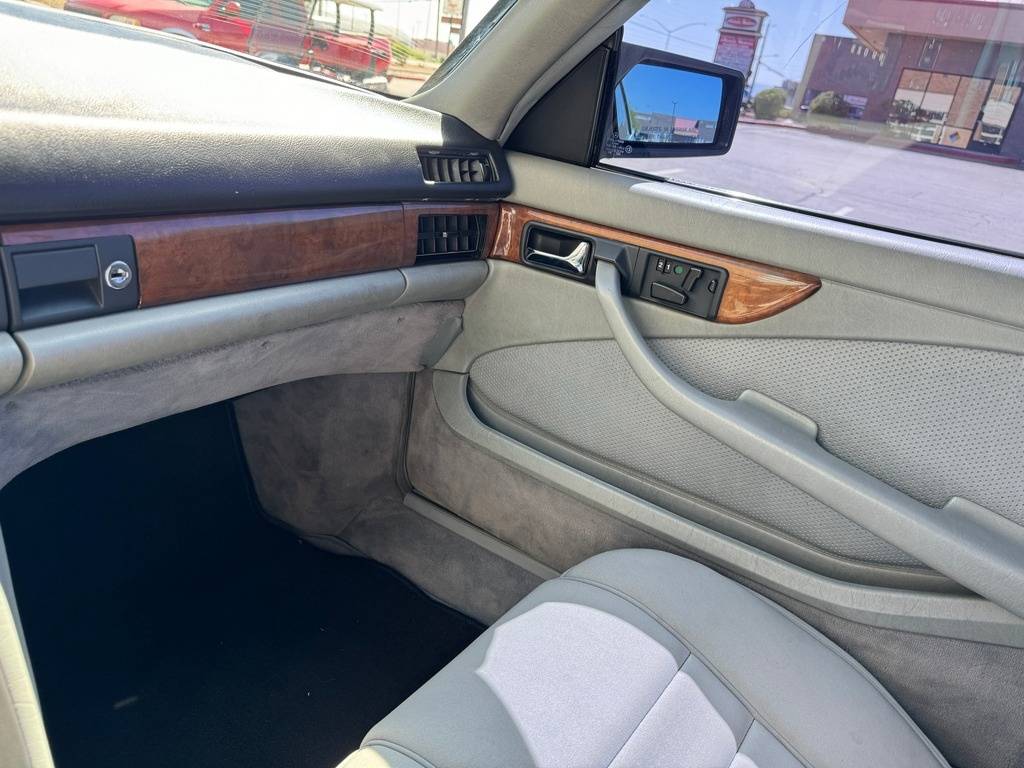 Mercedes-benz-benz-560-class-1987-black-16