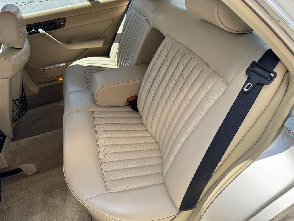 Mercedes-benz-benz-560-class-1988-yellow-15