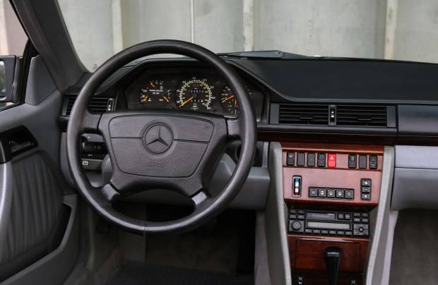 Mercedes-benz-benz-e-class-1994-3
