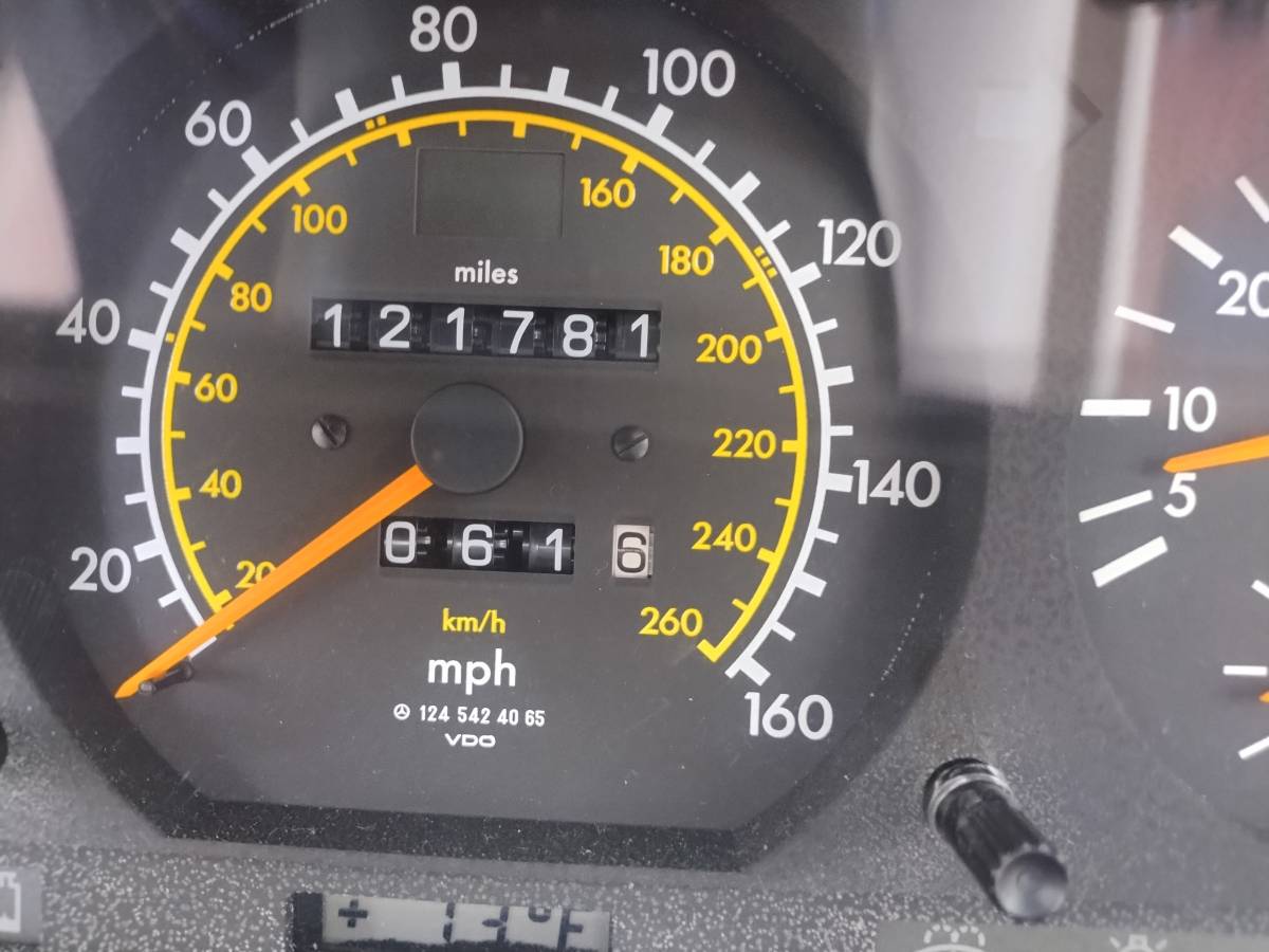 Mercedes-benz-benz-e-class-1995-red-2