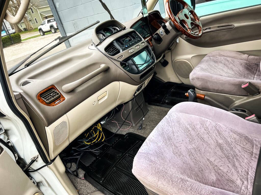 Mitsubishi-DELICA-1994-23