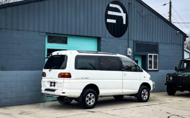 Mitsubishi-DELICA-1994-3
