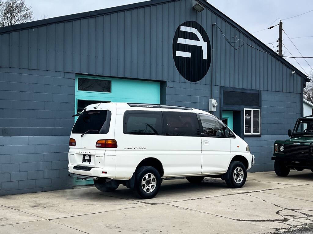 Mitsubishi-DELICA-1994-3