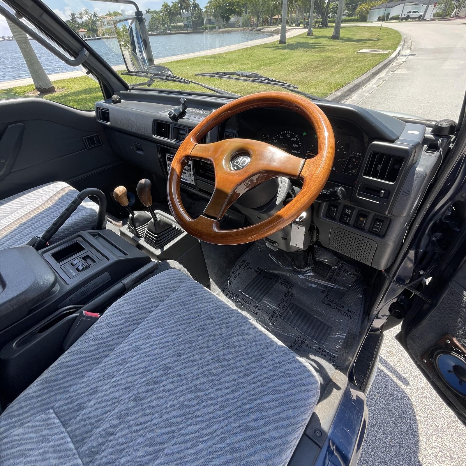 Mitsubishi-Delica-1995-Minivan-15