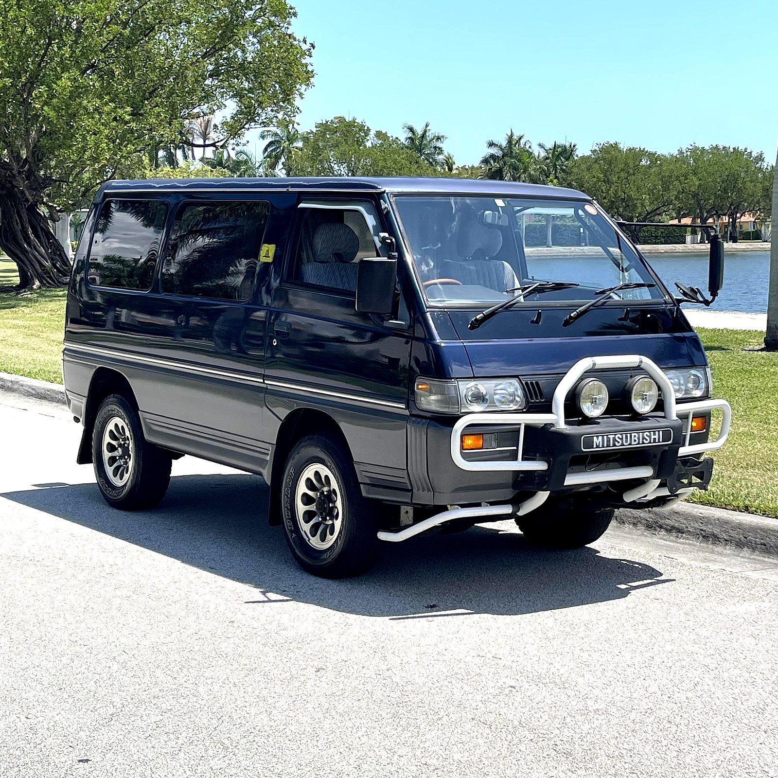 Mitsubishi-Delica-1995-Minivan