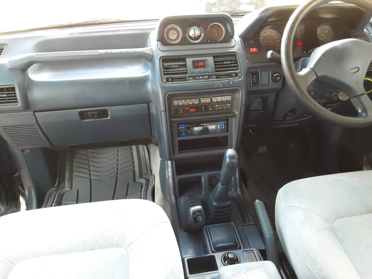 Mitsubishi-Pajero-4x4-diesel-1991-blue-12