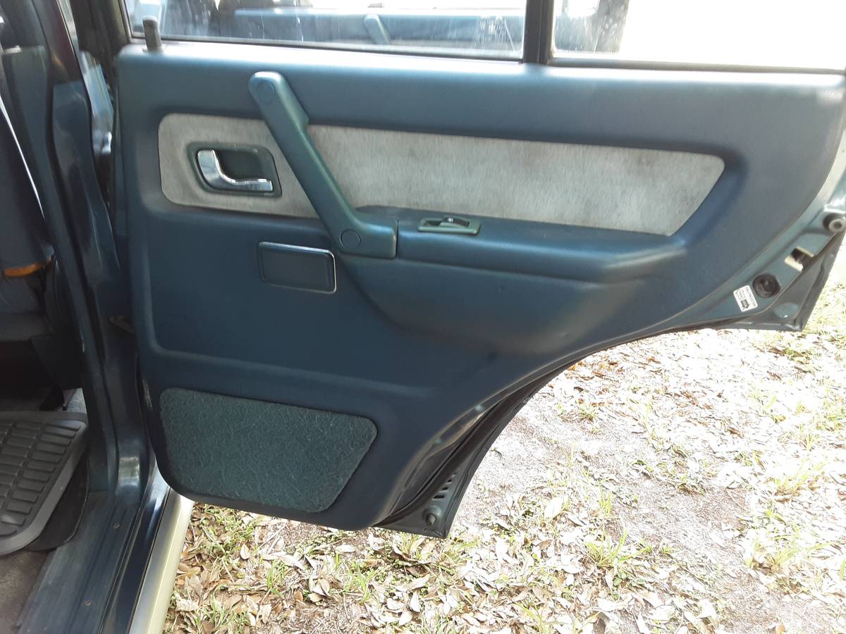 Mitsubishi-Pajero-4x4-diesel-1991-blue-17