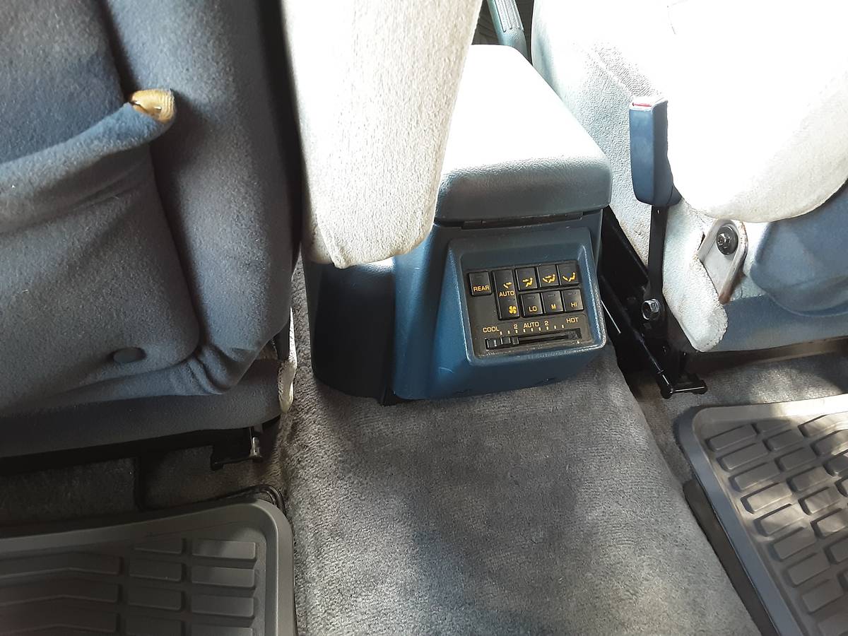 Mitsubishi-Pajero-4x4-diesel-1991-blue-21