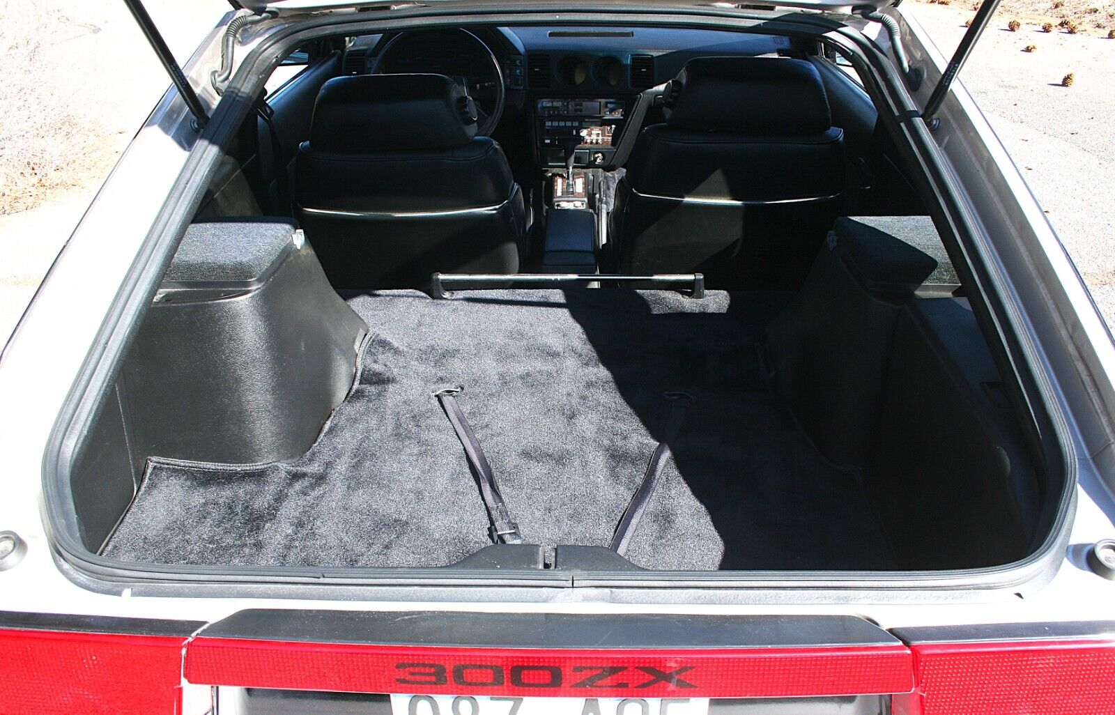 Nissan-300ZX-1984-Coupe-24