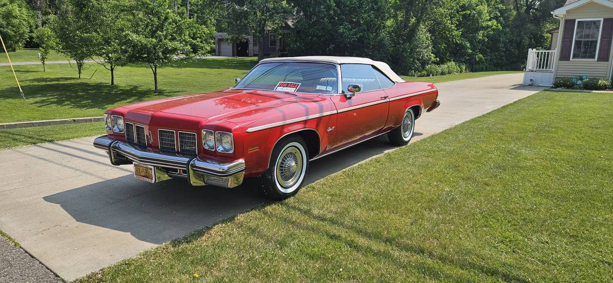 Oldsmobile 88  1975 red