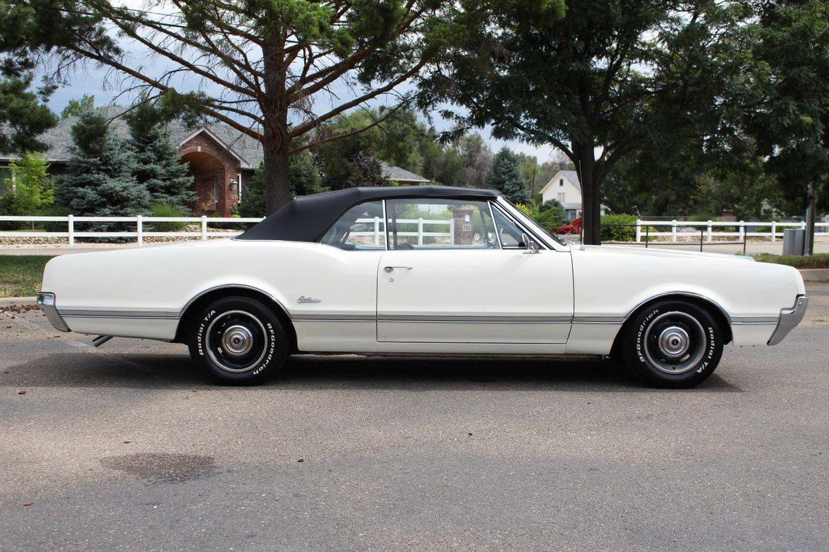 Oldsmobile-Cutlass-1966-white-1