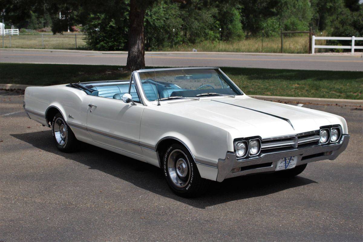 Oldsmobile-Cutlass-1966-white-13
