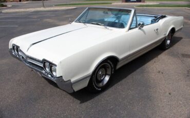 Oldsmobile-Cutlass-1966-white-17