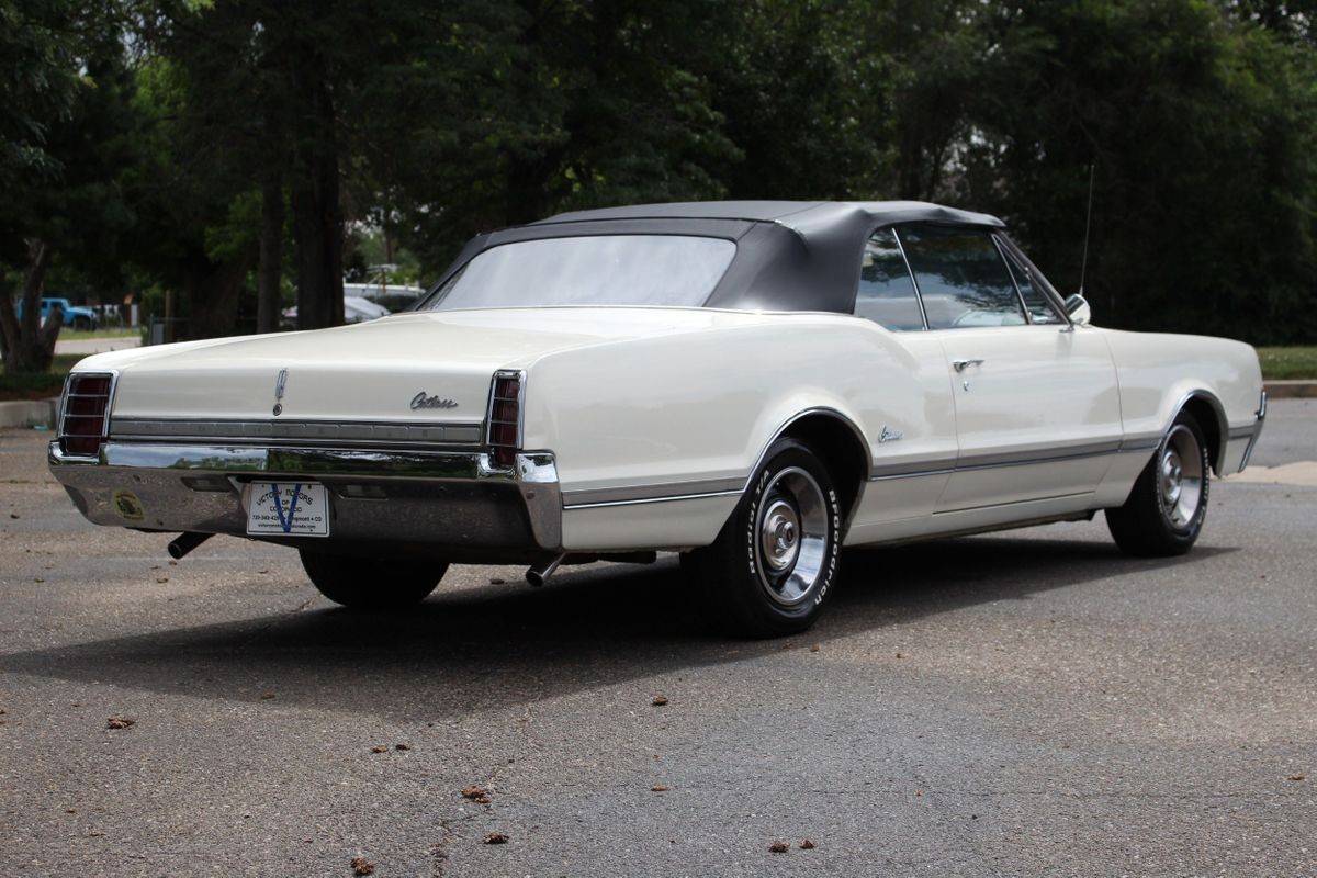 Oldsmobile-Cutlass-1966-white-2