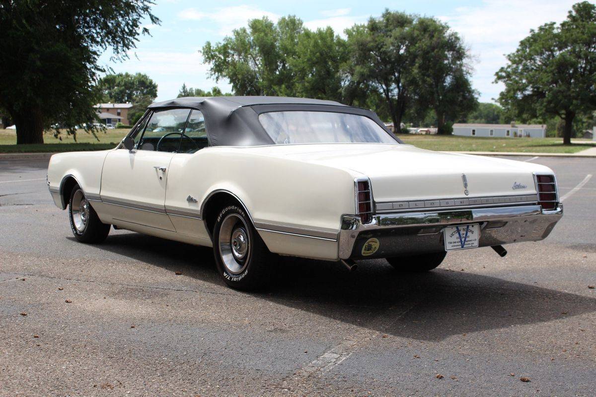 Oldsmobile-Cutlass-1966-white-4