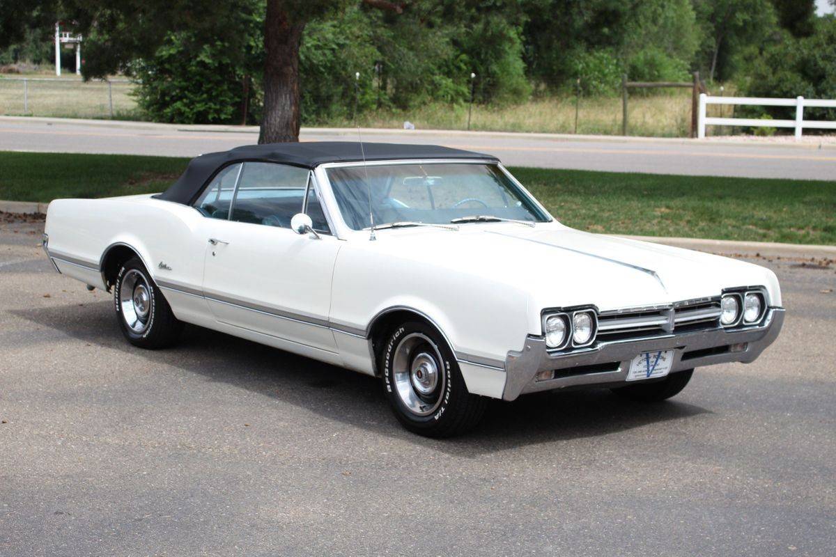 Oldsmobile Cutlass  1966 white