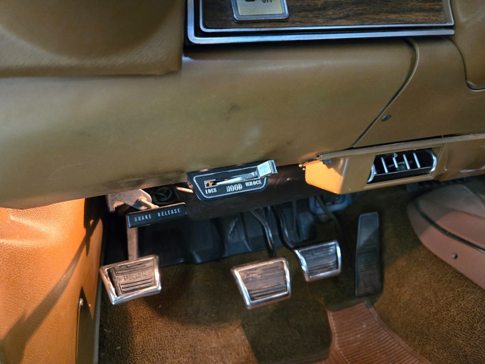 Oldsmobile-Cutlass-1972-Coupe-13