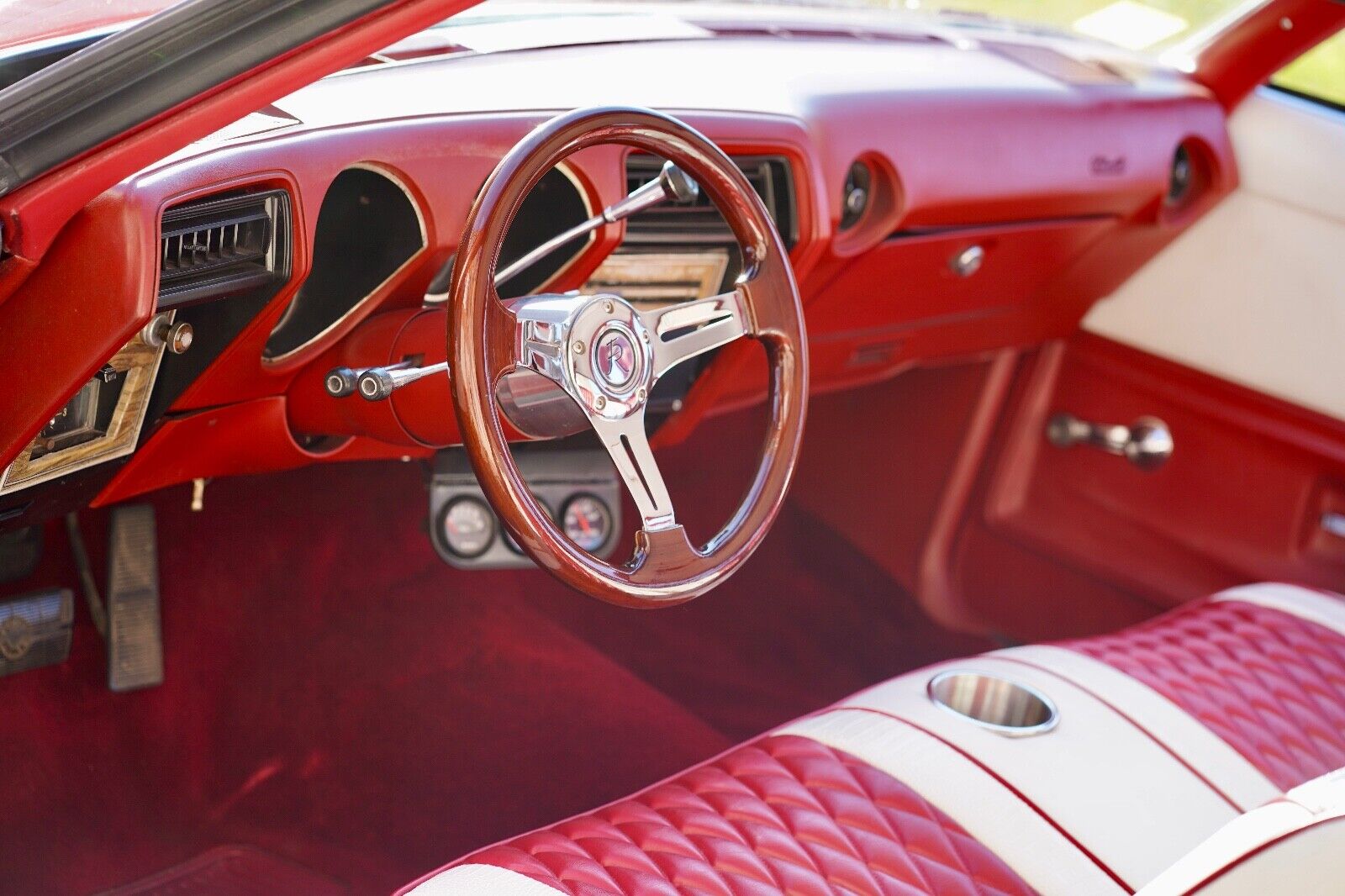 Oldsmobile-Cutlass-1974-Coupe-17