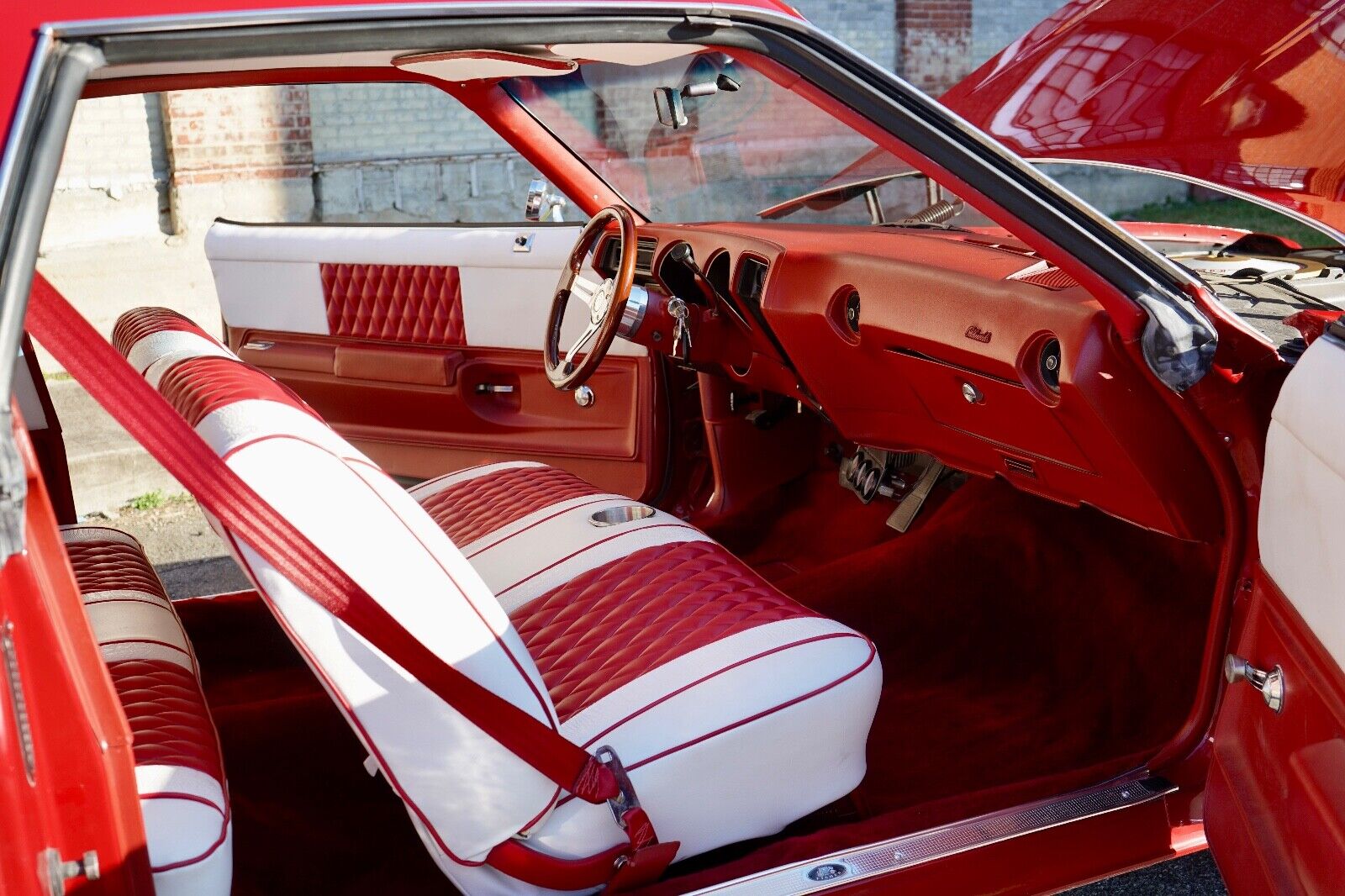 Oldsmobile-Cutlass-1974-Coupe-19