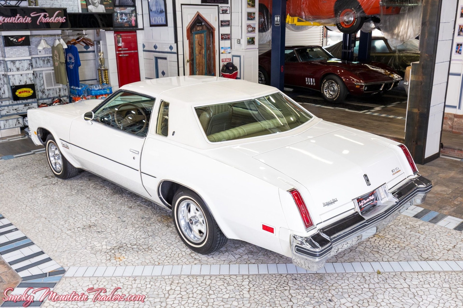 Oldsmobile-Cutlass-1977-33