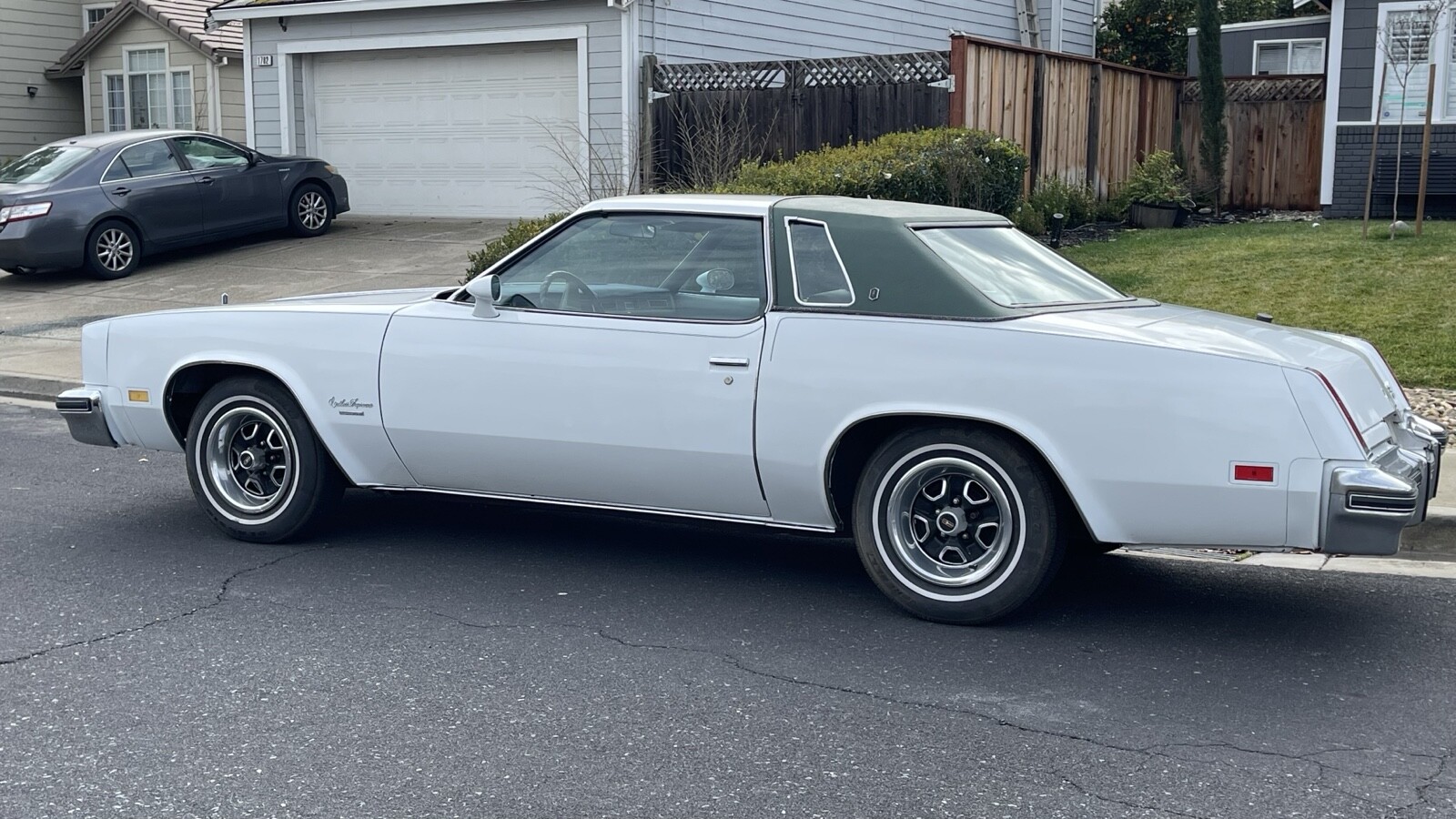 Oldsmobile-Cutlass-1977-Coupe-1