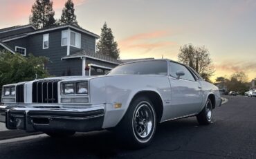 Oldsmobile-Cutlass-1977-Coupe