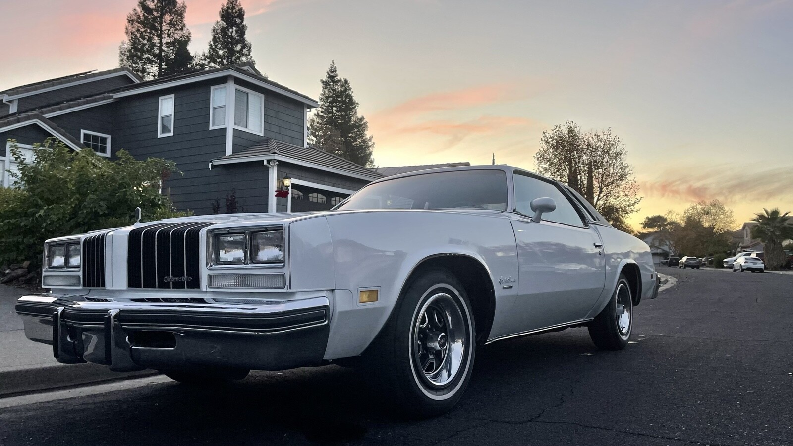 Oldsmobile-Cutlass-1977-Coupe