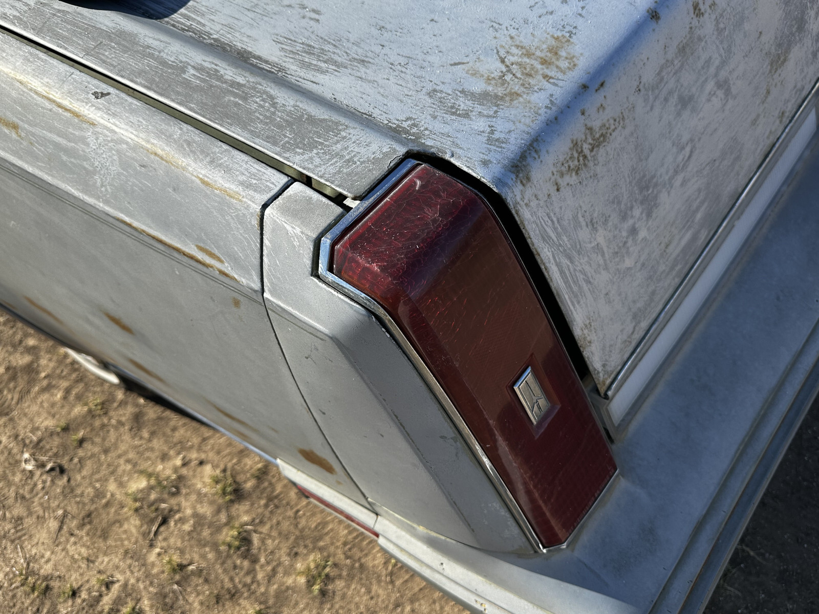 Oldsmobile-Cutlass-1985-Sedan-14