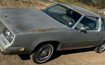 Oldsmobile-Cutlass-1985-Sedan-3