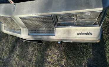 Oldsmobile-Cutlass-1985-Sedan-33