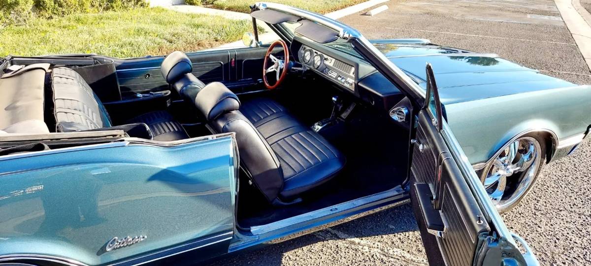 Oldsmobile-Cutlass-convertible-1966-1