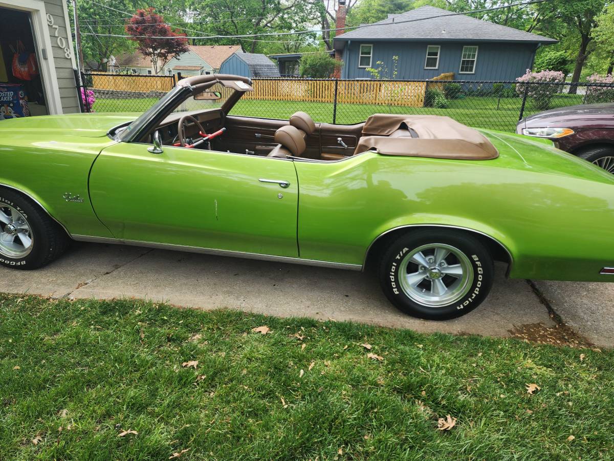 Oldsmobile Cutlass convertible  1972 yellow
