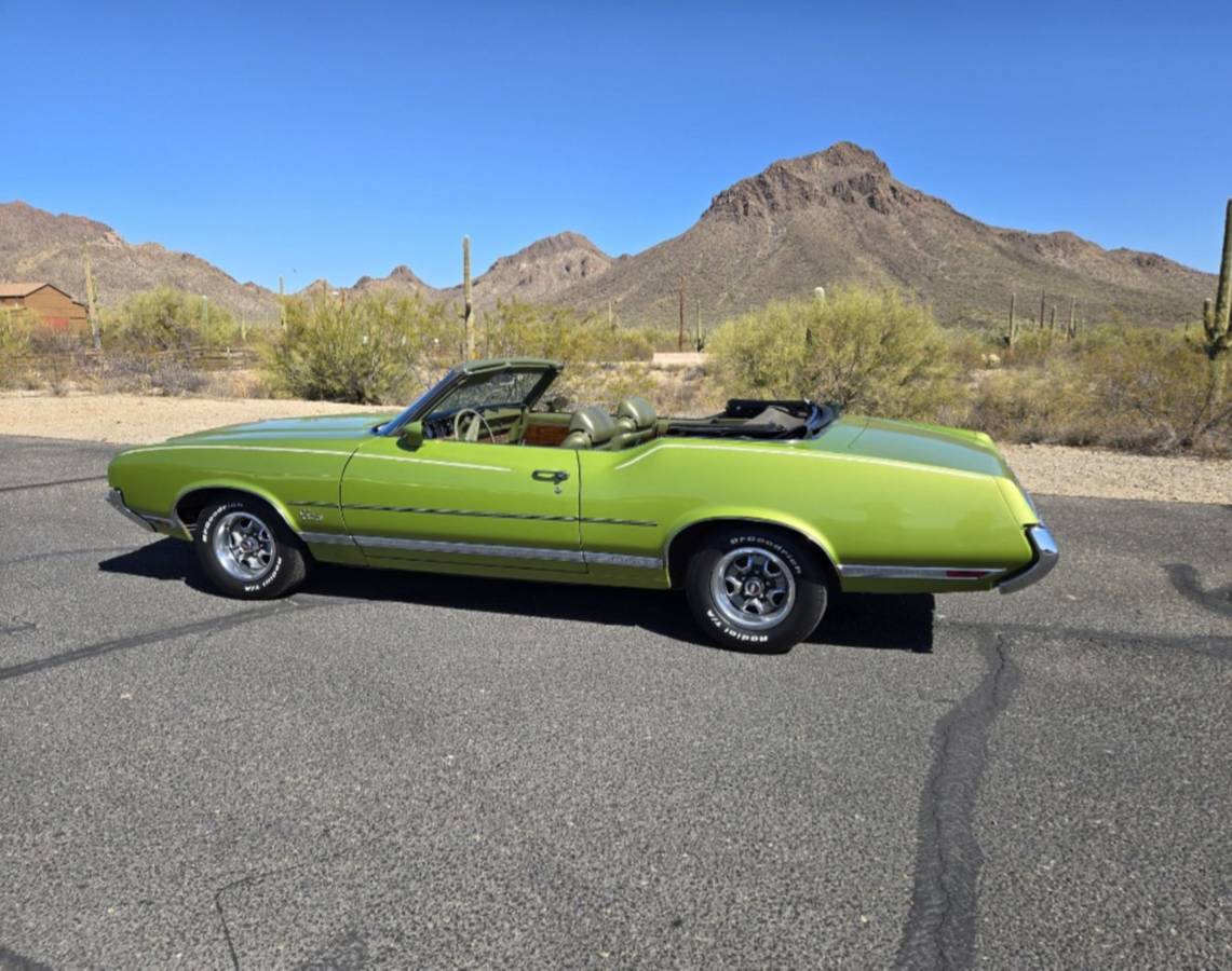 Oldsmobile Cutlass supreme  1971 green