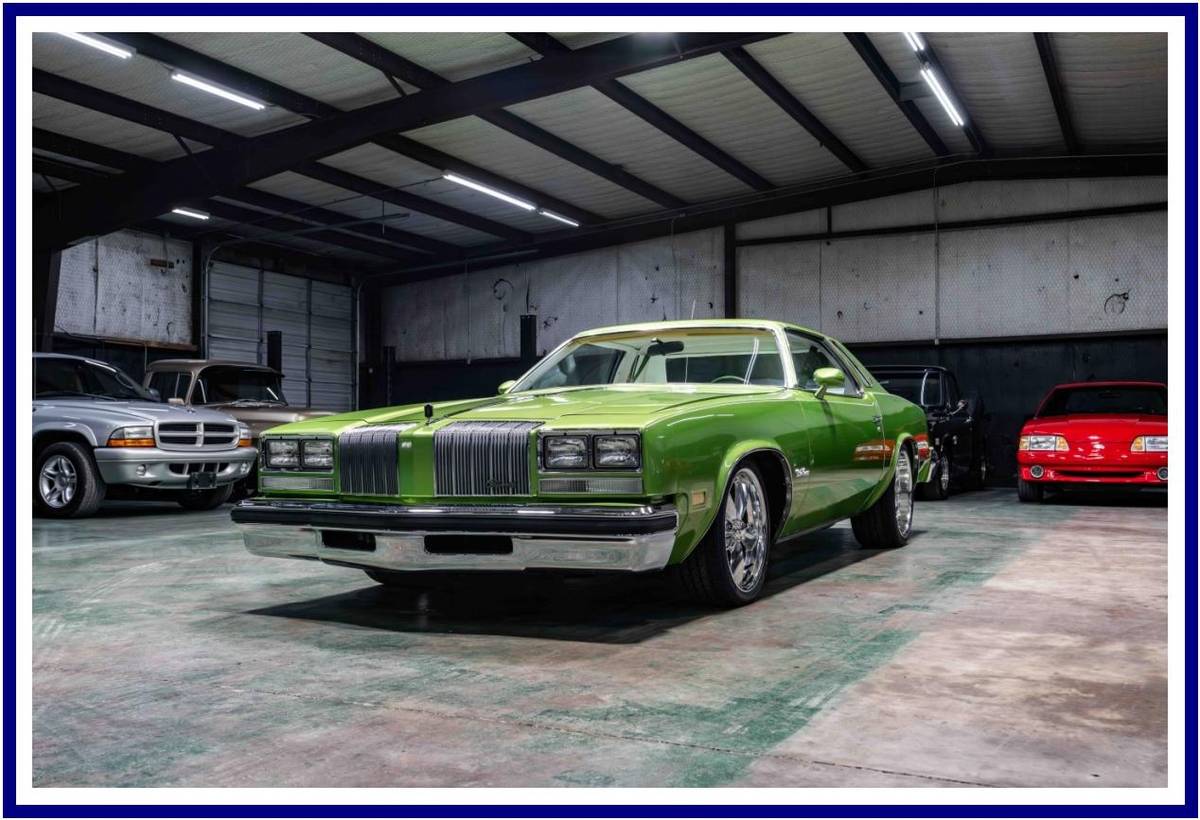 Oldsmobile Cutlass supreme  1976 green