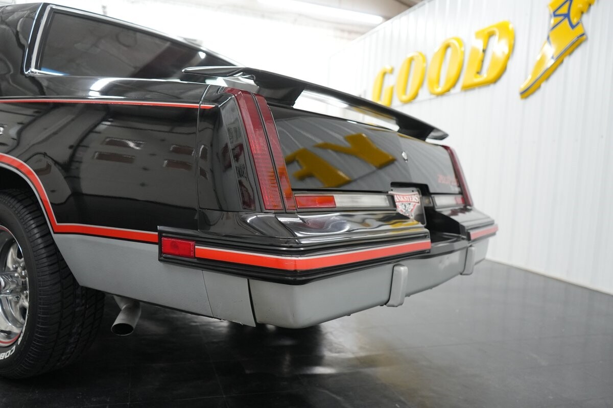 Oldsmobile-Hurst-15th-Anniversary-1983-8