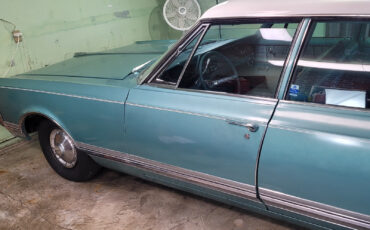 Oldsmobile-Ninety-Eight-1965-Sedan-1