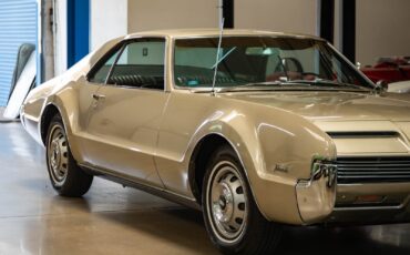 Oldsmobile-Toronado-Deluxe-1966-2-Door-Hardtop-10