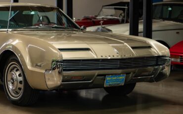 Oldsmobile-Toronado-Deluxe-1966-2-Door-Hardtop-11