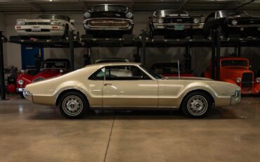 Oldsmobile-Toronado-Deluxe-1966-2-Door-Hardtop-2