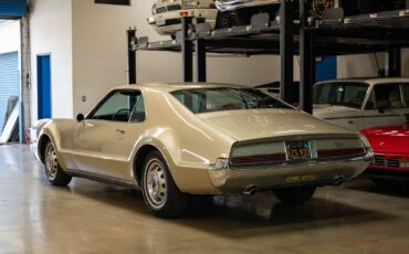 Oldsmobile-Toronado-Deluxe-1966-2-Door-Hardtop-20