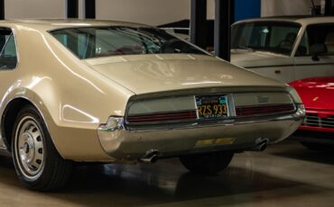 Oldsmobile-Toronado-Deluxe-1966-2-Door-Hardtop-22